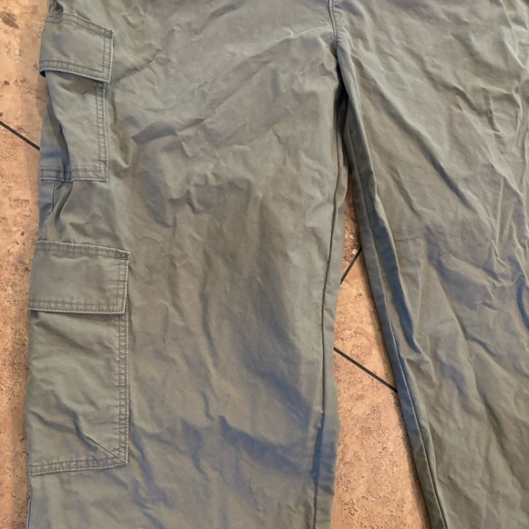 ASOS DESIGN Curve oversized cargo trouser with multi pocket in khaki - Picture 6 of 7